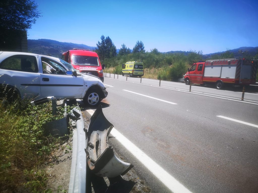 Jovem de 19 anos ferido em aparatoso despiste em Arcos de Valdevez