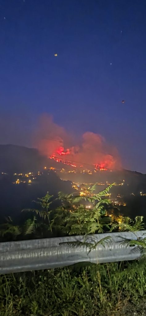 Mais de 60 bombeiros combatem violento incêndio em Terras de Bouro 14 Mais de 60 bombeiros combatem violento incêndio em Terras de Bouro
