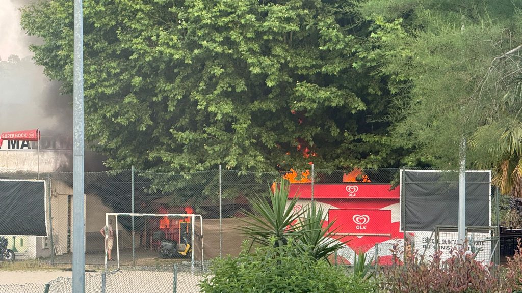 Vila Verde: Incêndio no restaurante da praia fluvial de Prado 3 Vila Verde: Incêndio no restaurante da praia fluvial de Prado